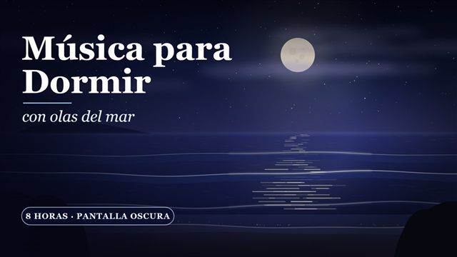 La luna llena sobre el mar en calma de noche