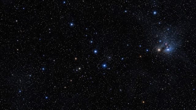 Cielo lleno de estrellas y una nebulosa